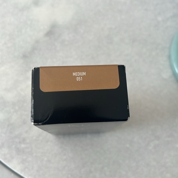 KVD Good Apple Foundation Medium 051 - Picture 3 of 8